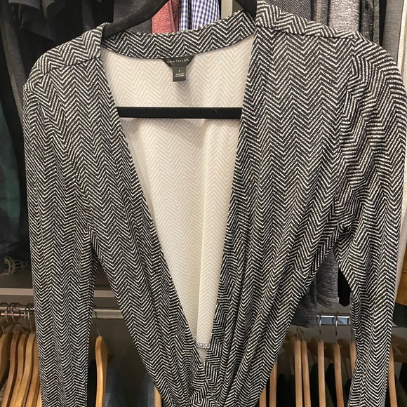 ANN TAYLOR Wrap Dress in Black & White Pattern - Size 6 - Picture 2 of 4